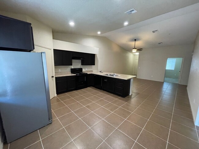 Building Photo - 3 Bedroom Townhome in Desert Sky!
