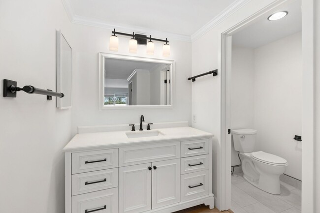 Building Photo - Stunning Spacious 2 Bed 2.5 Bath Condo in ...
