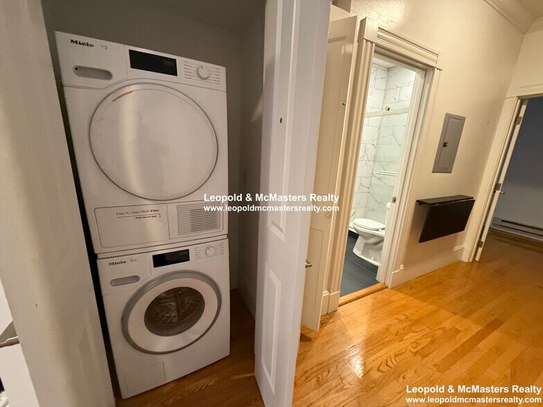 Building Photo - 80 West Cedar St