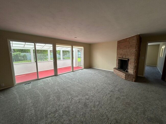 Building Photo - 718 Brassie Dr