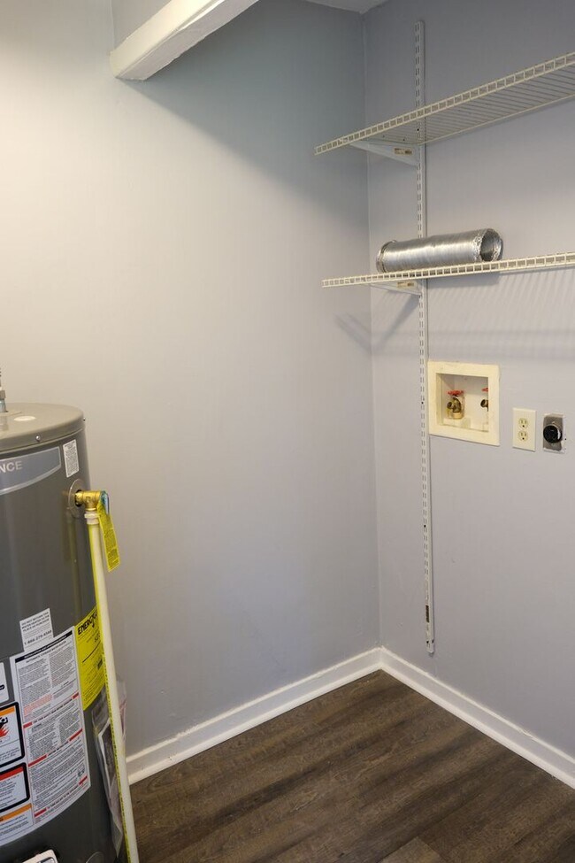 Building Photo - 6 Hardale Ln