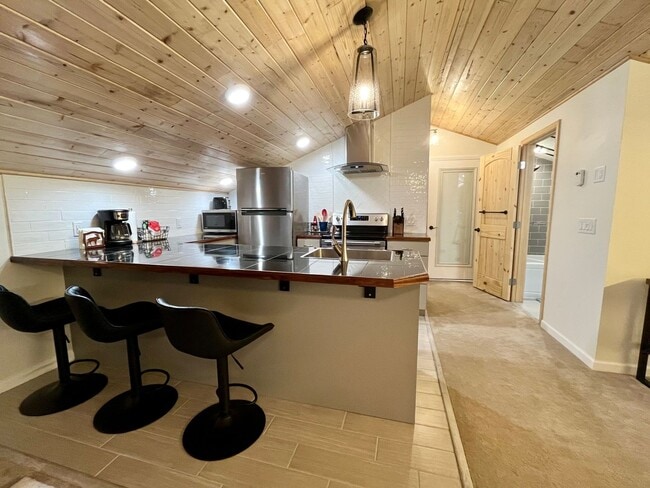 Building Photo - Beautiful efficiency apartment with balcony near UAF
