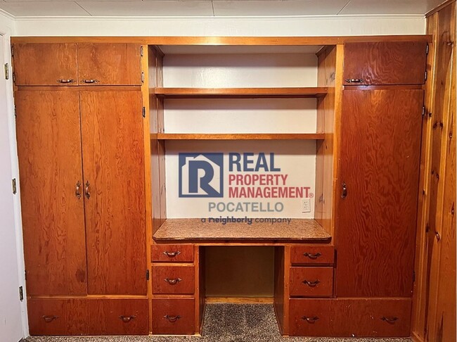 Building Photo - 4 bedroom 2 bath - 1 Car Detached Garage -...