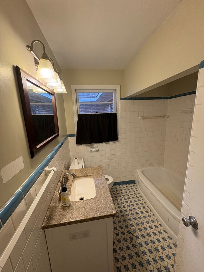 Building Photo - 913 Hillman St