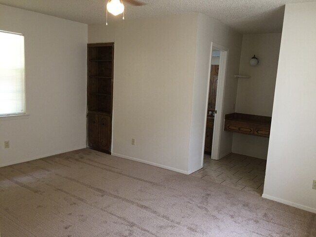 Building Photo - 4310 Prairie Dr