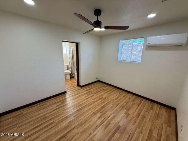 Building Photo - 860 E 13th St