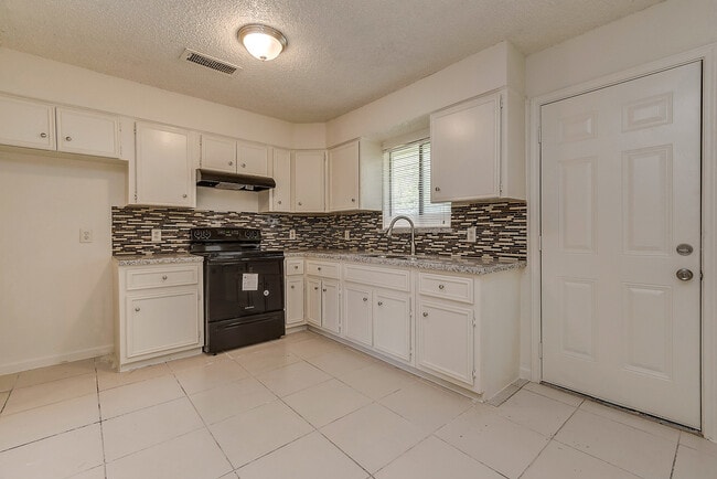 Building Photo - $1,450  3 Bedr/ 1 bath Beautiful Home in D...
