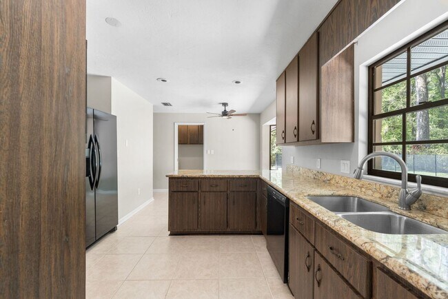 Building Photo - Spacious Pool Home in Desirable NW Gainesville