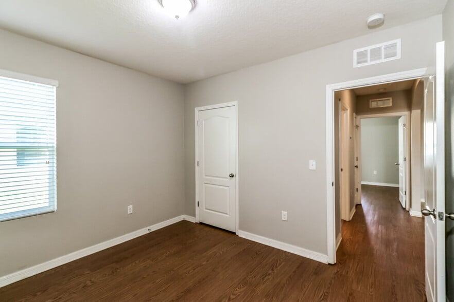 Building Photo - 586 Hartford Heights St