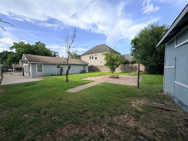 Building Photo - 1631 Chantilly Ln