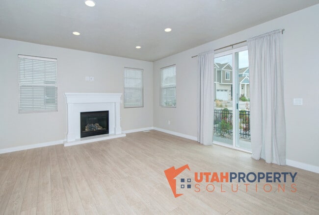Building Photo - 5002 Evergreen Ln