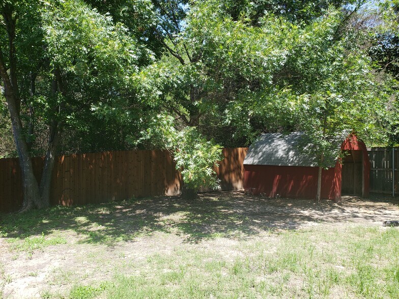 Building Photo - 1013 Garden Trl