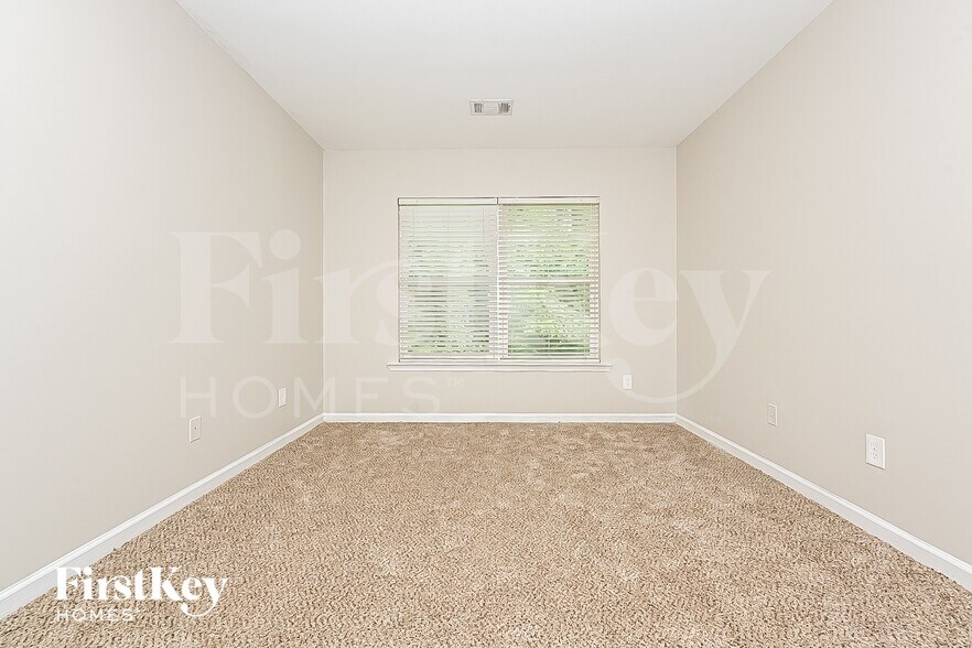 Building Photo - 3383 Estes Dr