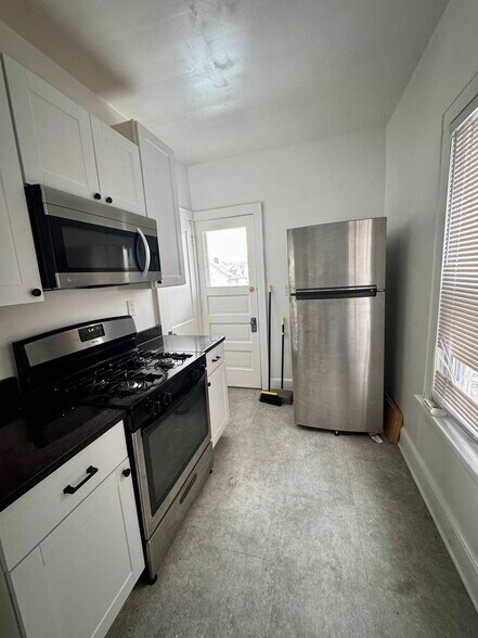 Building Photo - 2027 Chesterland Ave