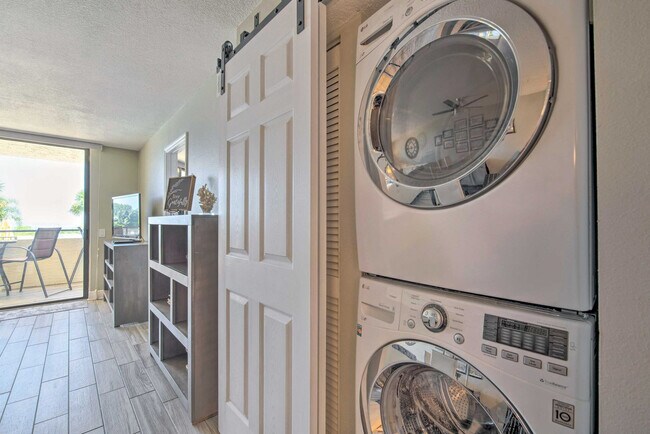 Building Photo - 6105 Sea Ranch Dr