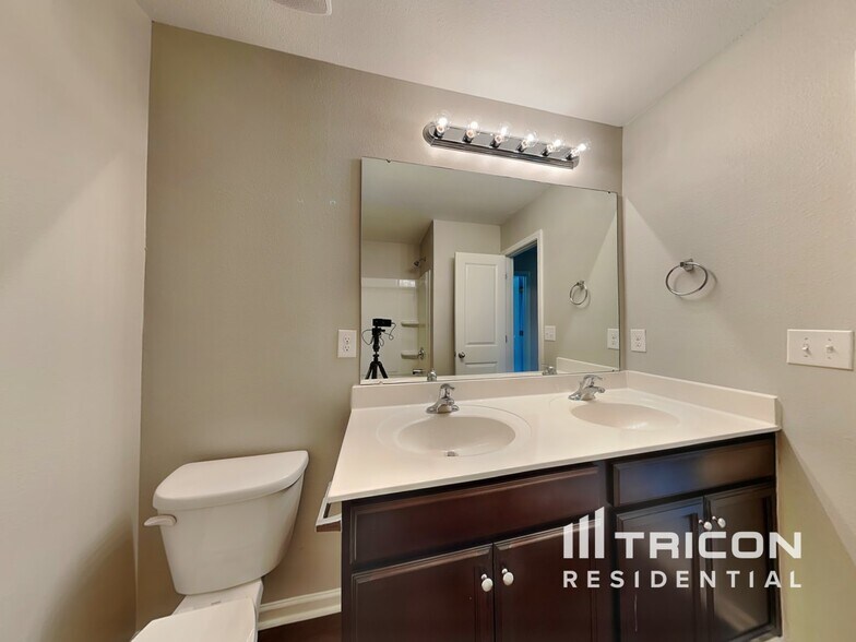 Building Photo - 2831 Village Center Dr