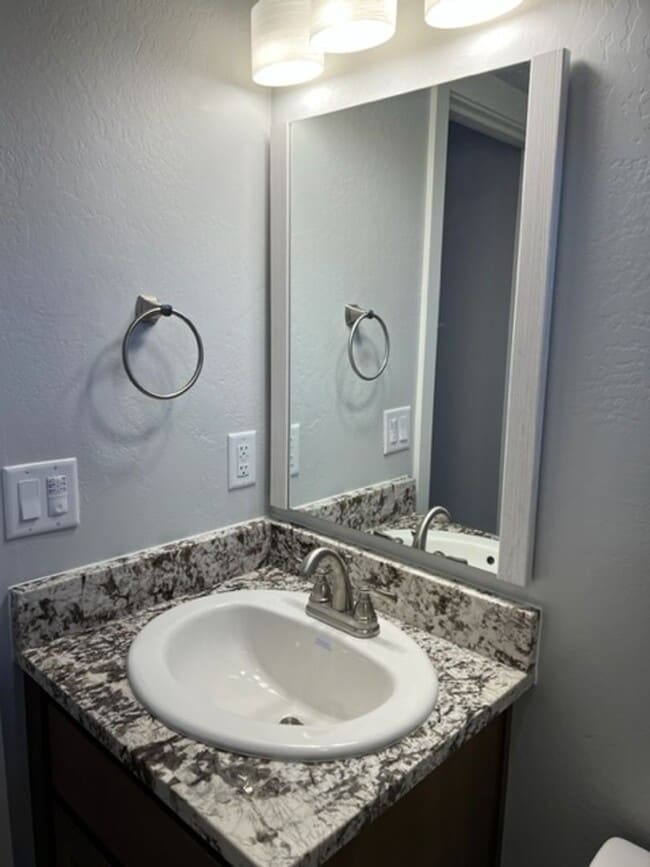 Building Photo - Newer and Updated Townhome in the Heart of...