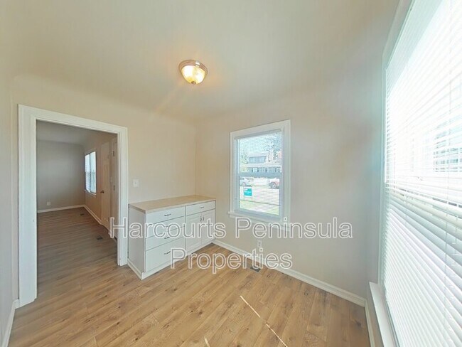 Building Photo - 1011 N Rainier Ave