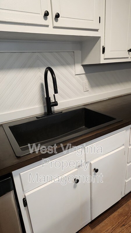 Building Photo - 415 Valley Rd