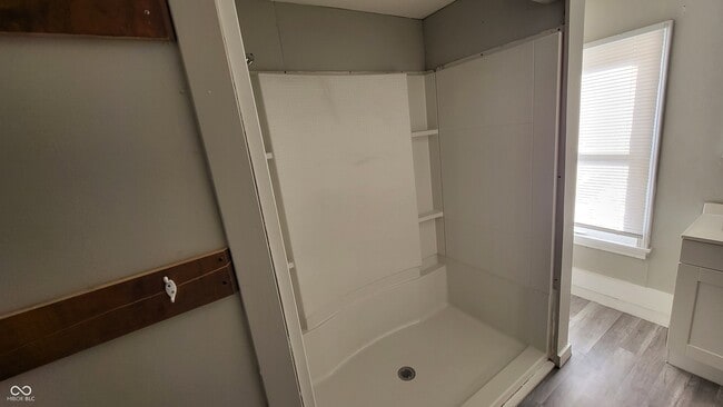 Building Photo - 336 W 6th St