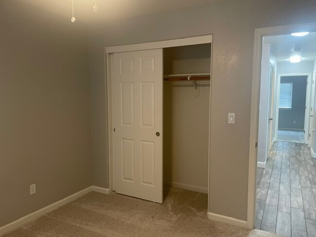 Building Photo - Updated Sunnyside 3/2 Home in Clovis Schoo...