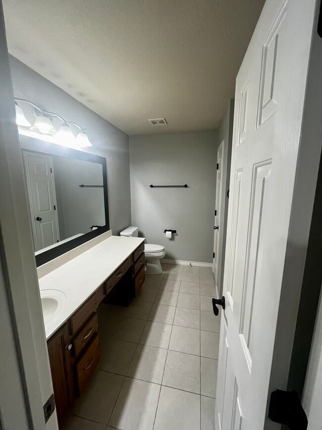 Building Photo - 1600 Knight Trail