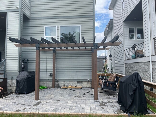Building Photo - 4 Bedroom/3.5 Bath home overlooking the ci...