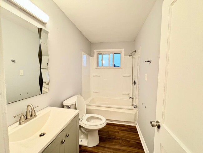 Building Photo - Spacious Townhome with Updated Kitchen & P...
