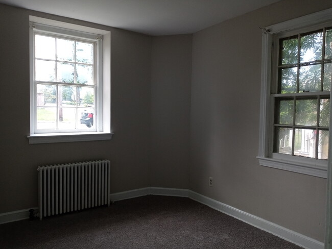 Building Photo - 715 Main St