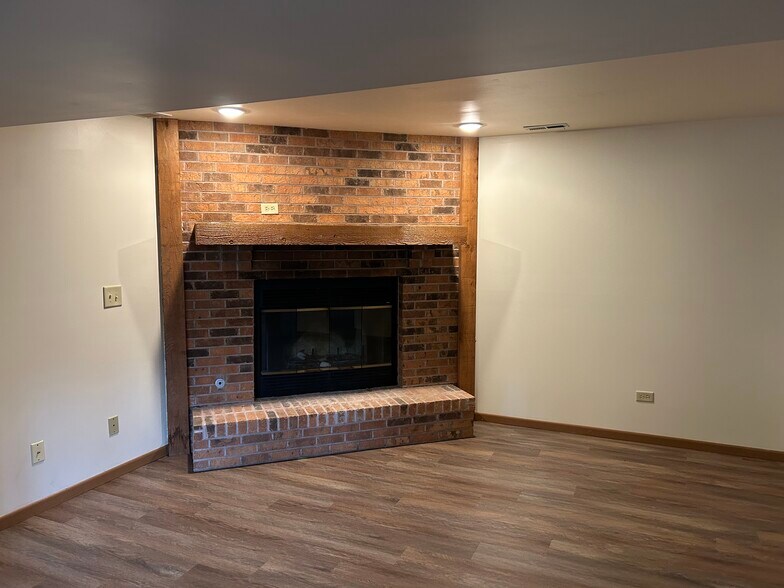 Building Photo - 38910 N Kenmore Rd