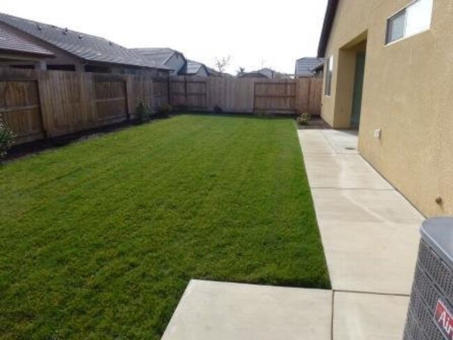 Building Photo - 4 Bedroom home in gated community + most u...