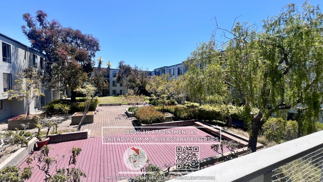 Building Photo - Beautiful studio on the third floor with w...