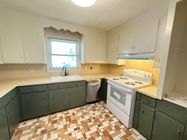 Building Photo - 3 Bedroom 2 Bath House in Wagener Terrace ...