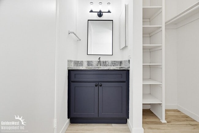 Building Photo - Charming 2Bdm 2Ba Apartment in Mission Hills - MI Special