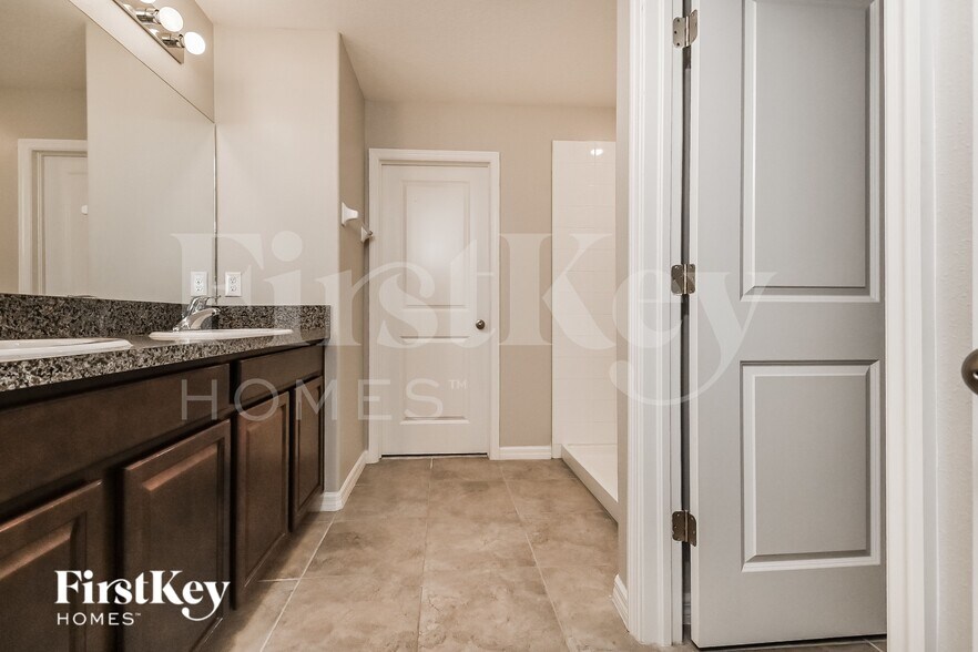 Building Photo - 9631 Sage Creek Dr