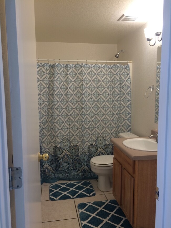 Building Photo - Under Market Rate! 3 bedroom 2 bath Townho...
