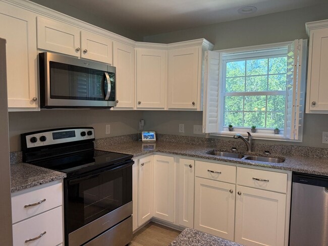 Building Photo - Fully Furnished 3 Bedroom, 2 Bath Home wit...