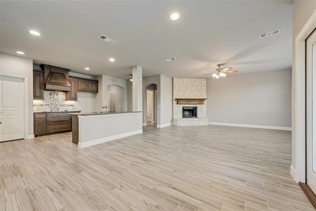 Building Photo - 500 Lakeview Dr