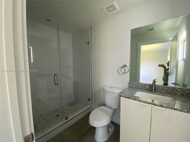 Building Photo - 5609-5611 Polk St