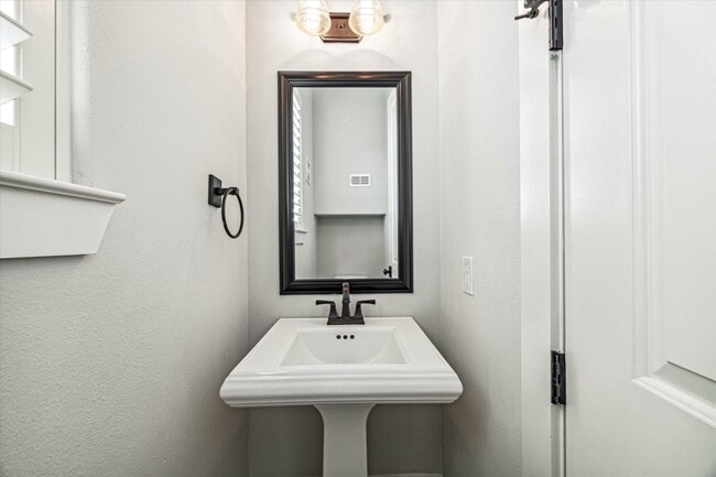 Building Photo - 912 Yale St