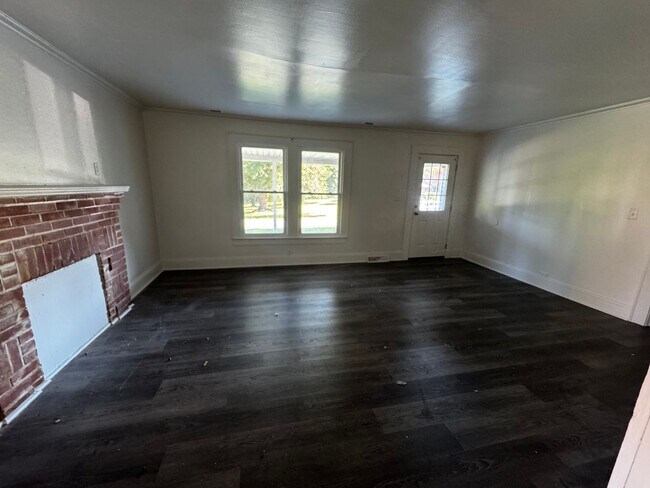 Building Photo - Single Family 2 Bed / 1 Bath (Deep Cleaning July 10, 2026)