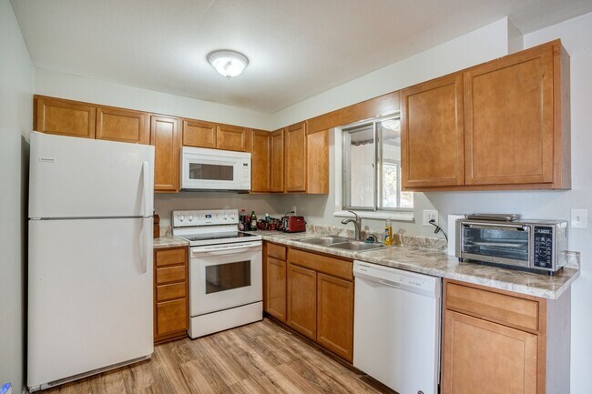 Building Photo - Room in a large shared home, great neighborhood, friendly roommates!