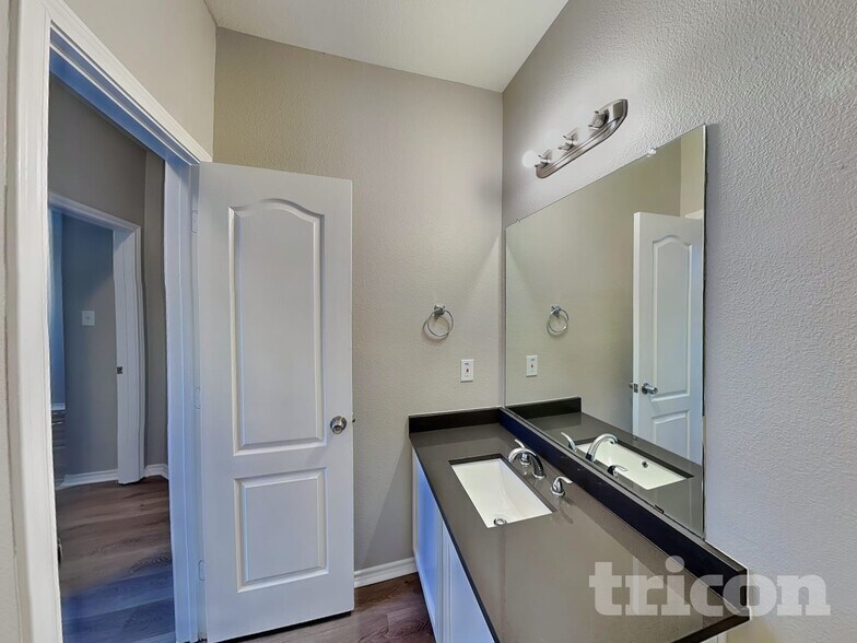 Building Photo - 223 Troy Ln