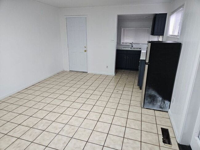 Building Photo - For Rent 2 Bed 1 bath, Plus basement, Duplex Home for rent