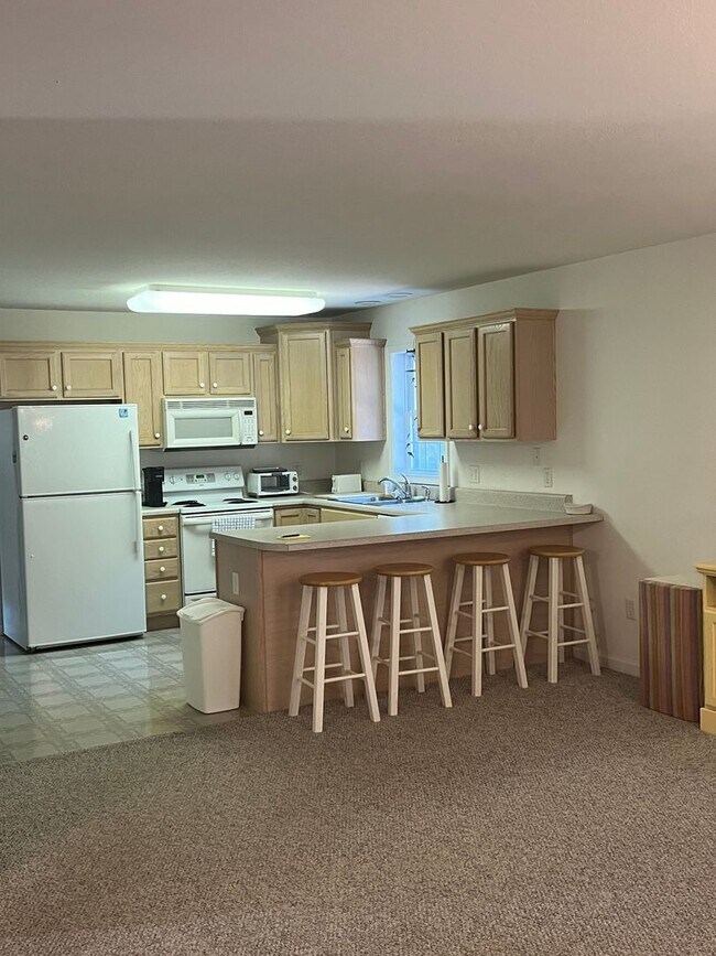 Building Photo - 3 Bedroom/2 Bathroom Furnished Rental Available through March 31, 2027