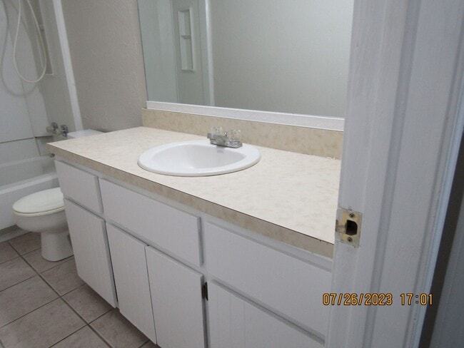 Building Photo - Very nice townhome located in the Heritage...