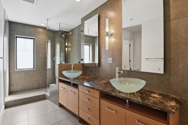 Building Photo - 2Bd/1.75Ba Bellevue Townhome
