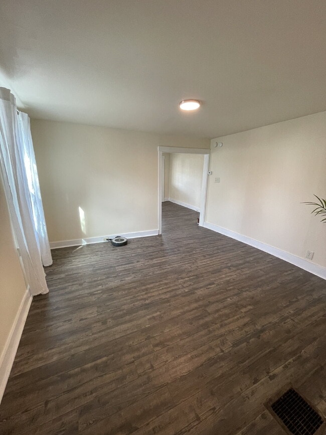 Building Photo - Spacious 3 Bedroom Apartment Near IUP – Ideal for Roommates