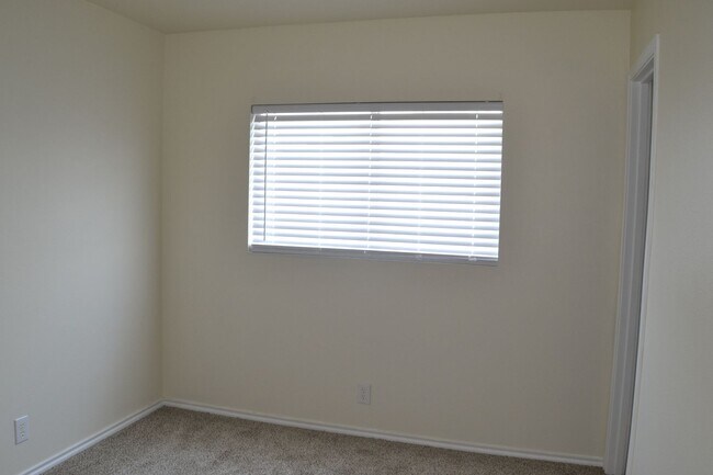 Building Photo - Beautiful 4 bedroom 3 bath 2 car garage ho...