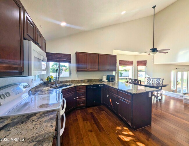 Building Photo - 242 S Sycamore Pl